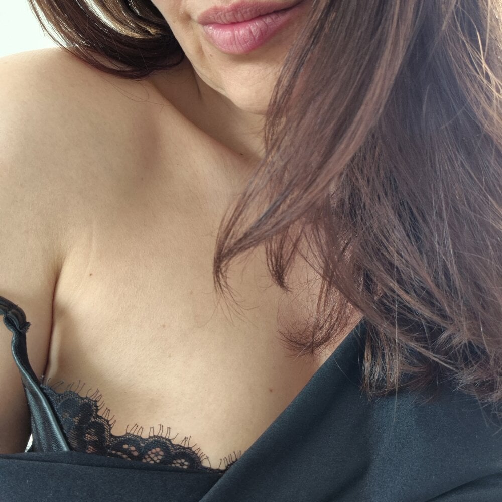 Ella_Next_Door profile photo