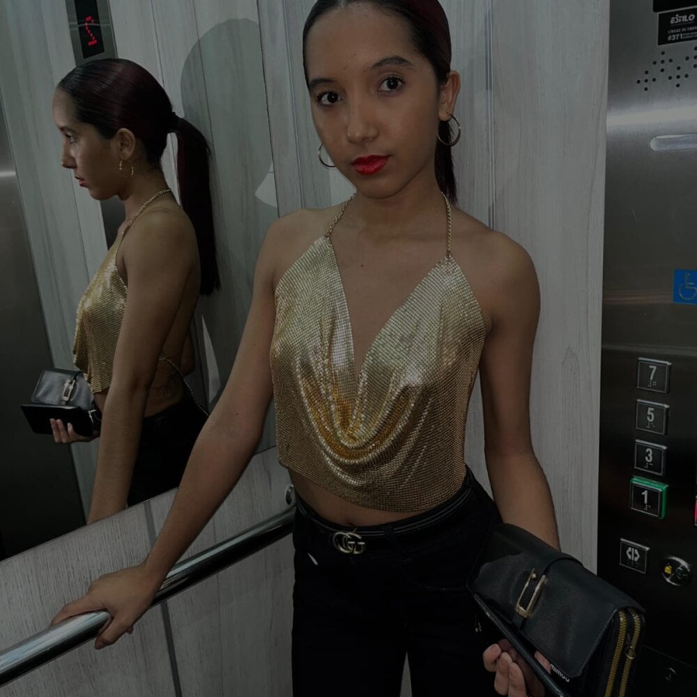 hotlittleones18 profile photo